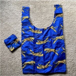 Standard baggu running leopard